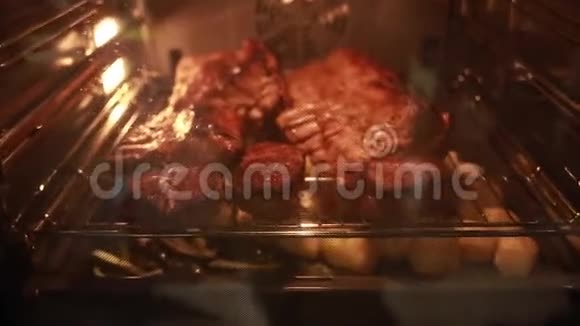 肉牛排是在烤箱里烤的透过玻璃看视频的预览图