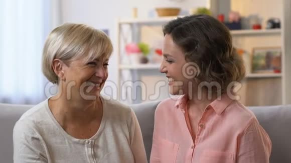 女邻居一起闲聊一起欢笑互相信任慢悠悠视频的预览图