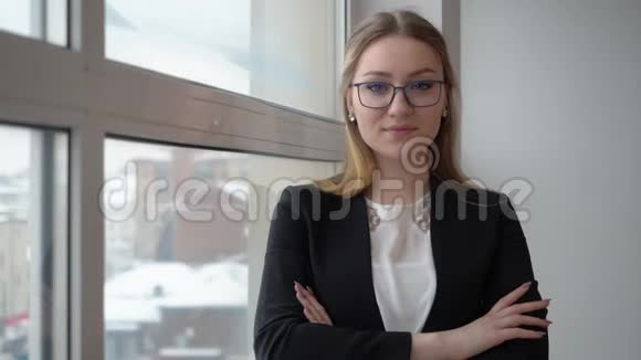女企业家成功的肖像女企业家西装革履眼镜靠近窗户视频的预览图