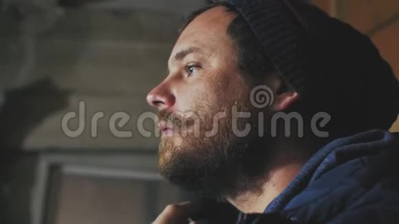 一个留着胡子长着漂亮蓝眼睛用木梳梳着胡子的人视频的预览图