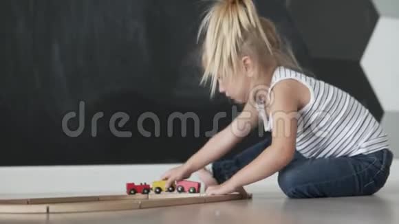 小女孩在家玩木玩具视频的预览图
