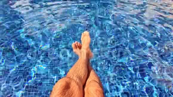 人双腿靠在游泳池边视频的预览图