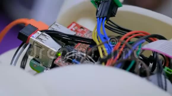 有电线和芯片的机器人大脑视频的预览图
