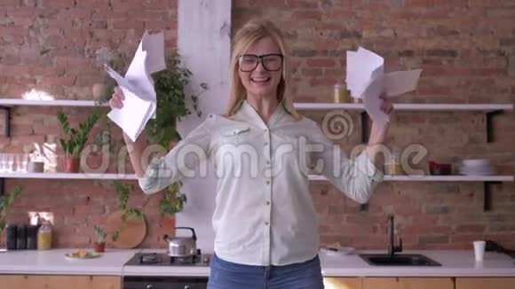 有趣的女商人庆祝成功把文件和文件扔到厨房里视频的预览图