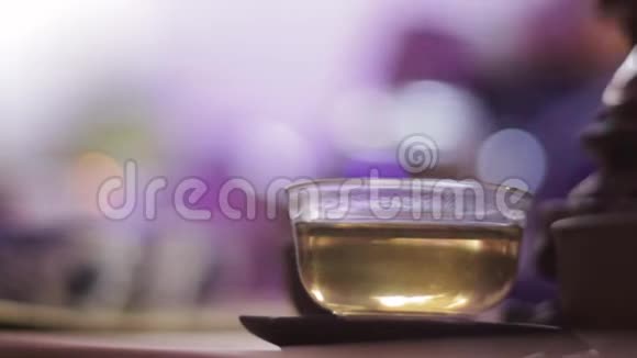 中式客房内部的茶道表演用茶杯视频的预览图
