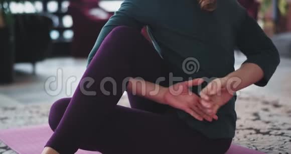 年轻的女士有完美的身体练习瑜伽在家里晨练以获得更多的能量一整天视频的预览图
