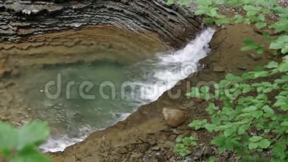 森林里的河流瀑布分层岩石乌克兰喀尔巴阡山脉视频的预览图