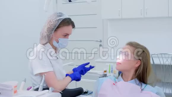 牙医与女性患者就预防性检查口腔诊所进行交谈视频的预览图