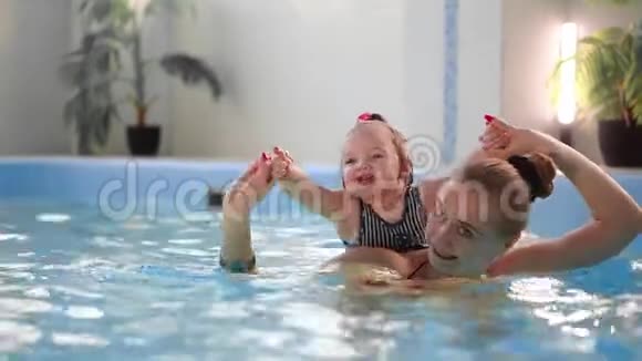 健康家庭妈妈教婴儿游泳池视频的预览图