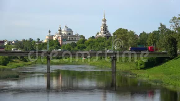 塔维塔河和老鲍里斯和格莱布修道院上的桥俄罗斯托日克视频的预览图