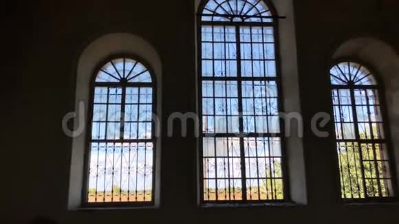 旧教堂的拱门窗户视频的预览图