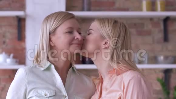 对母亲的爱幸福家庭的肖像成年美丽的女儿亲吻幸运的母亲的脸颊近距离观看镜头视频的预览图