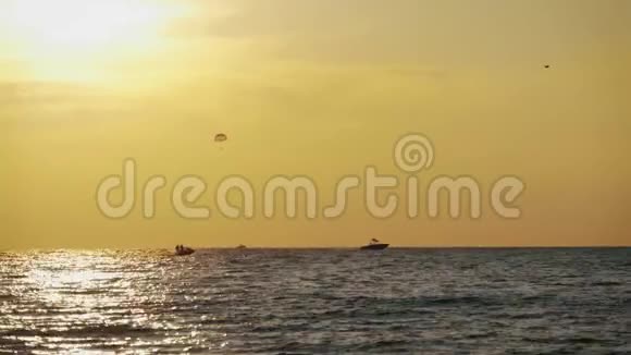 令人惊叹的海上日落人们乘坐水上滑板车暑假概念视频的预览图
