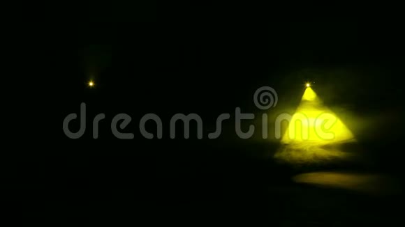 黄色的轮廓光线在黑暗中的烟雾毯视频的预览图