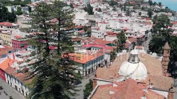 从空中俯瞰一个西班牙村庄在山区特罗大加那利岛西班牙有鸟眼的历史街区视频的预览图