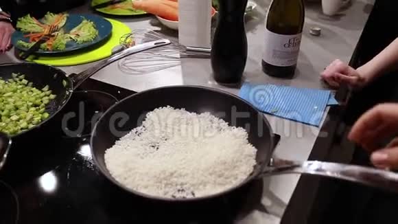厨师在锅中煮米饭上美食大师课有选择的专注视频的预览图