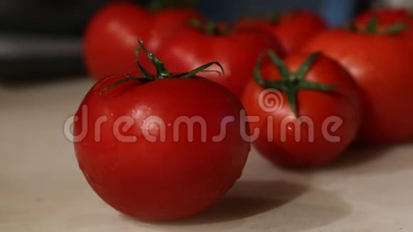 女人刀切番茄新鲜蔬菜烹饪工艺视频的预览图