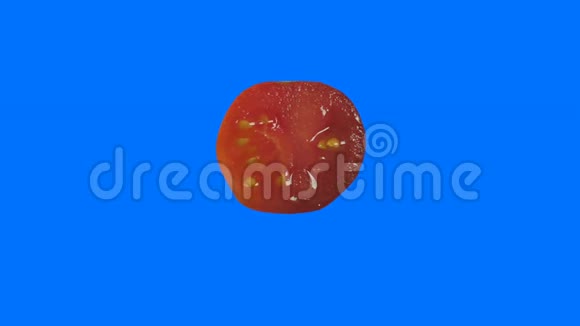 半个有机天然樱桃番茄在4k的孤立背景下旋转一圈视频的预览图