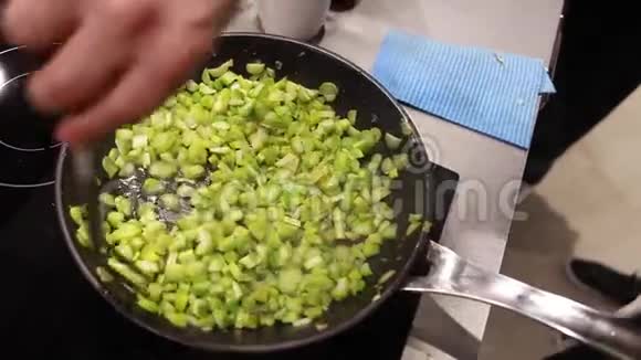 厨师在平底锅中煮芦笋从盘子中蒸出食物大师级选择性集中视频的预览图