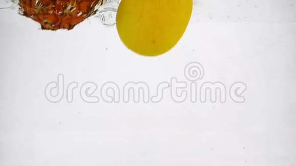 菠萝柠檬和草莓在水中旋转气泡以缓慢的运动视频的预览图