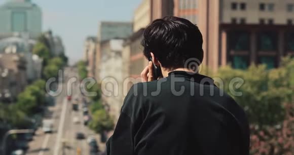 城市智能手机聊天的后视图男子视频的预览图