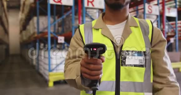 4k装载舱男性仓库工人佩戴VR耳机视频的预览图
