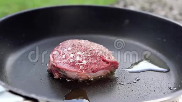 煎锅上的生牛排视频的预览图