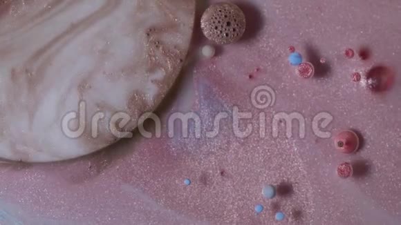 液体油漆彩色气泡图案的移动表面宏观抽象背景视频的预览图