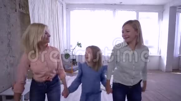 幸福的家庭有趣的姐妹和妈妈一起躺在床上开心的笑和挠痒痒小女孩视频的预览图