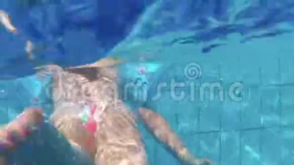 一名儿童在游泳池游泳的背景照片视频的预览图