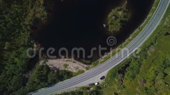 沿着湖岸的路视频的预览图