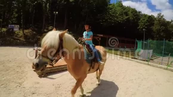 索非亚第一次骑马视频的预览图