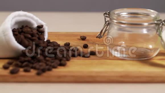 用4K小罐放在桌上的烤咖啡豆特写镜头视频的预览图