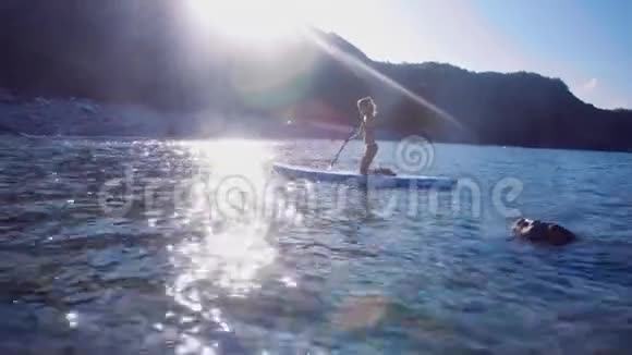 太阳在海水上形成太阳路径女孩在船上视频的预览图