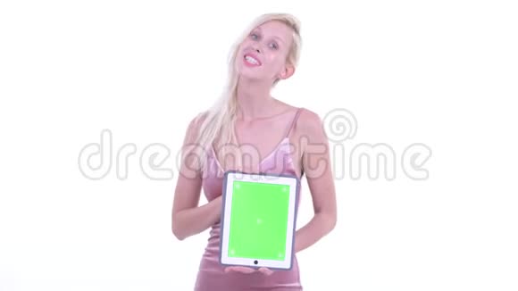 一位年轻漂亮的金发美女正在讲数字平板电脑视频的预览图