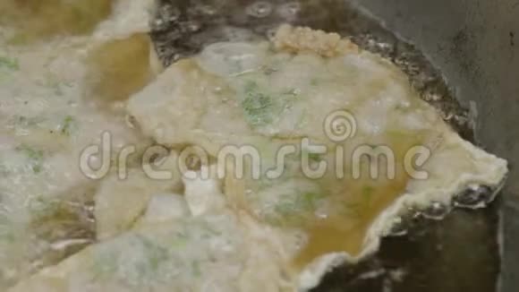 在沸腾的热油中烹饪越南式小吃视频的预览图