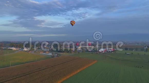 在太阳升起的气球节上早晨发射热气球的鸟瞰图视频的预览图