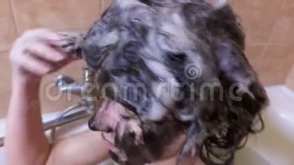 女人在浴室用洗发水洗头视频的预览图
