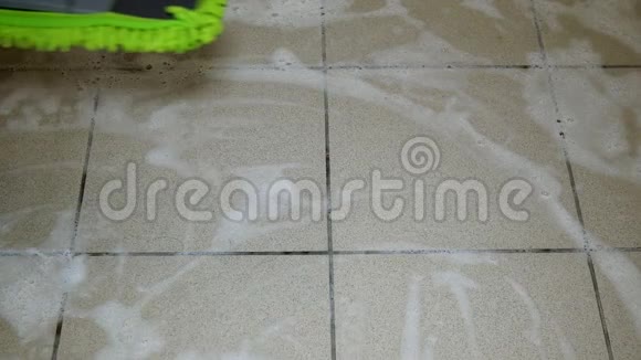 家庭生活瓷砖地板清洗使用现代平板拖把和泡沫清洁剂家务观念特写镜头视频的预览图