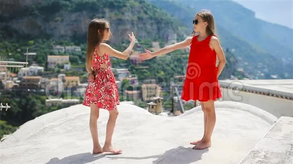 在意大利波西塔诺镇温暖和阳光明媚的夏日可爱的小女孩视频的预览图