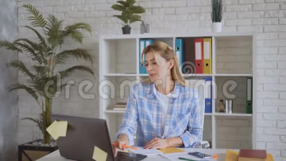 休息女经理完成工作并暂停工作办公室里成功的女人4K视频的预览图