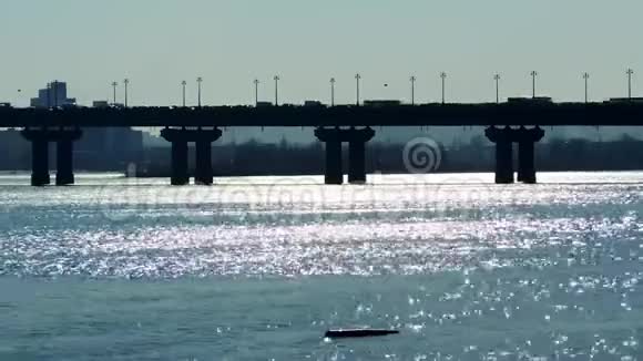 晨车拥堵在城市河流大桥上视频的预览图