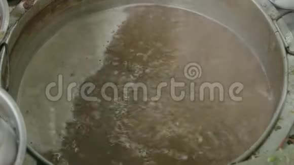 一锅菜汤里的鸡血豆腐视频的预览图