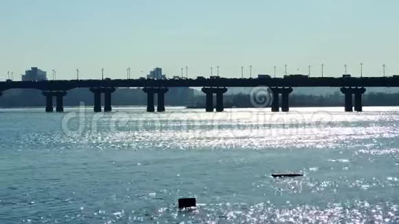 上午公路河桥交通堵塞视频的预览图