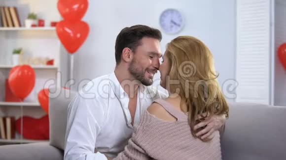 热情的情侣拥抱亲吻男性温柔地抚摸女视频的预览图