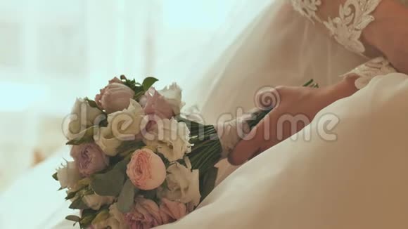 新娘手里拿着一束婚礼花束视频的预览图