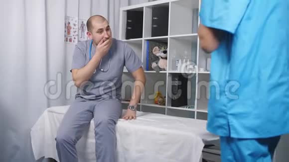 员工房间休息两名医生在员工休息室里交谈视频的预览图