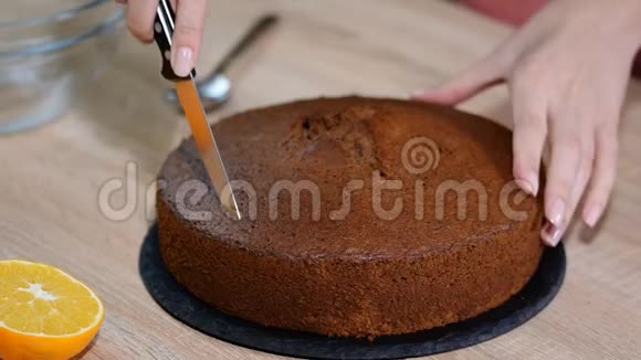 女人在家里做貂鼹鼠洞蛋糕视频的预览图