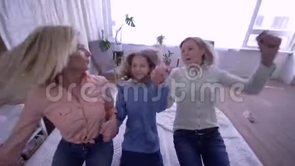 有趣的家庭快乐的母亲与成人和小女儿在床上有趣的笑声和挠痒痒小女孩视频的预览图