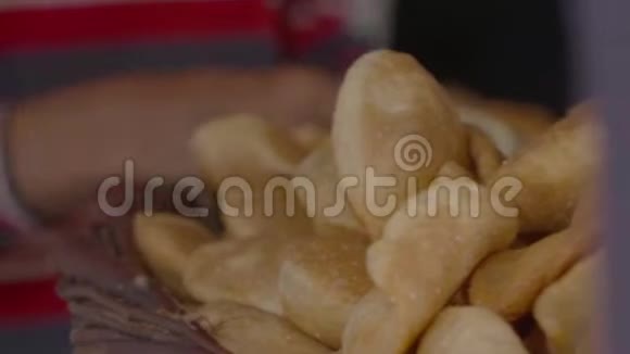 在一个街头食品摊上特写油炸面包视频的预览图